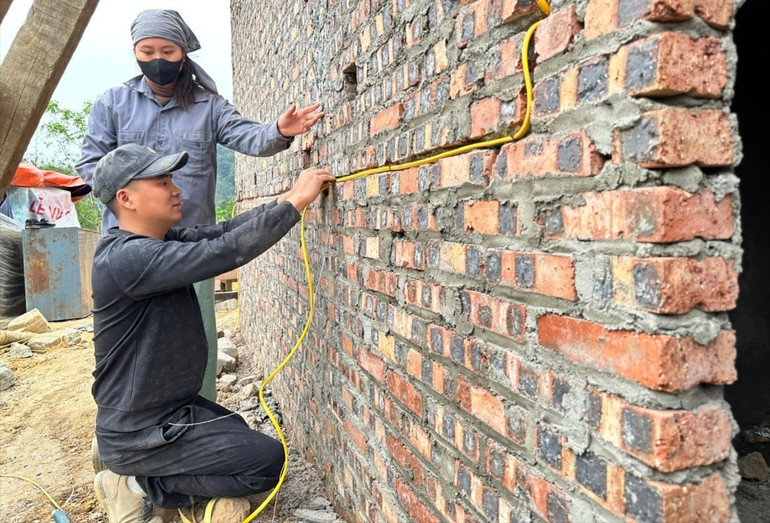 Nhà của bà Hoàng Thị Xuyên, thôn Phai Khỉm, xã Nhạn Môn đang hoàn thiện các hạng mục cuối cùng để sớm đưa vào sử dụng. 1.jpg
