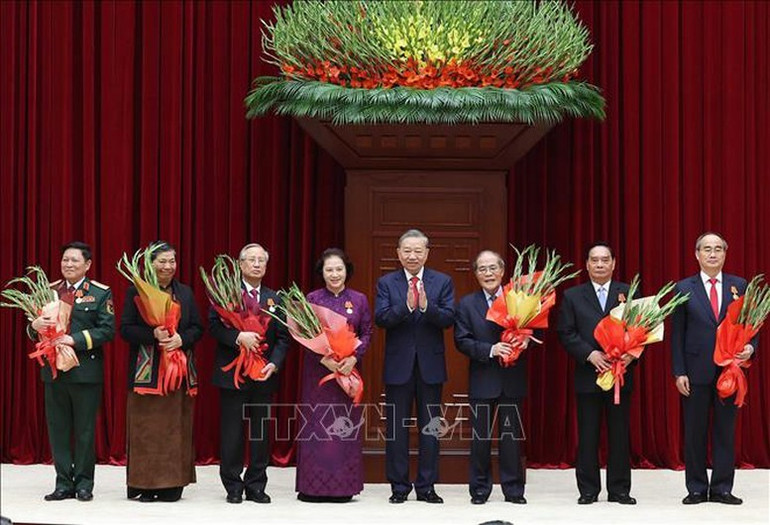 Tổng Bí thư Tô Lâm trao tặng Huân chương Hồ Chí Minh cho các đồng chí nguyên lãnh đạo Đảng, Nhà nước. Ảnh: TTXVN Tổng Bí thư Tô Lâm trao tặng Huân chương Hồ Chí Minh cho các đồng chí nguyên lãnh đạo Đảng, Nhà nước. Ảnh: TTXVN