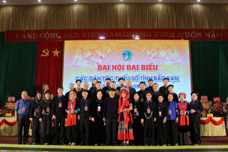Đại biểu dự Đại hội Đại biểu các DTTS tỉnh Bắc Kạn lần thứ IV chụp ảnh lưu niệm cùng lãnh đạo tỉnh. 06-5889-1051.jpg