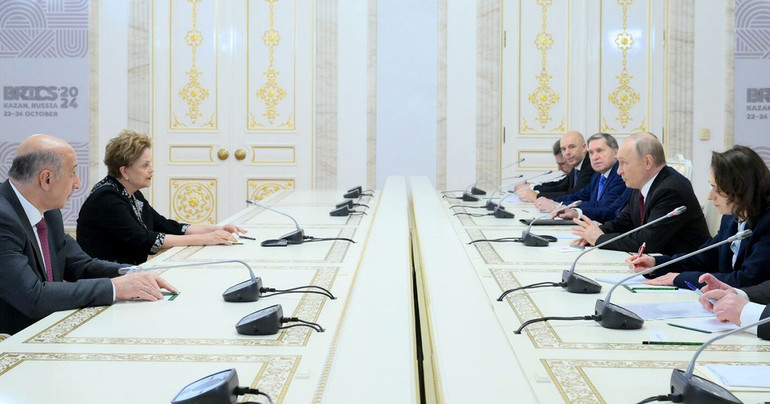 Tổng thống Nga trao đổi với lãnh đạo Ngân hàng Phát triển mới của BRICS. (Ảnh brics-russia2024.ru) 8-qt-1-2322-4585.jpg