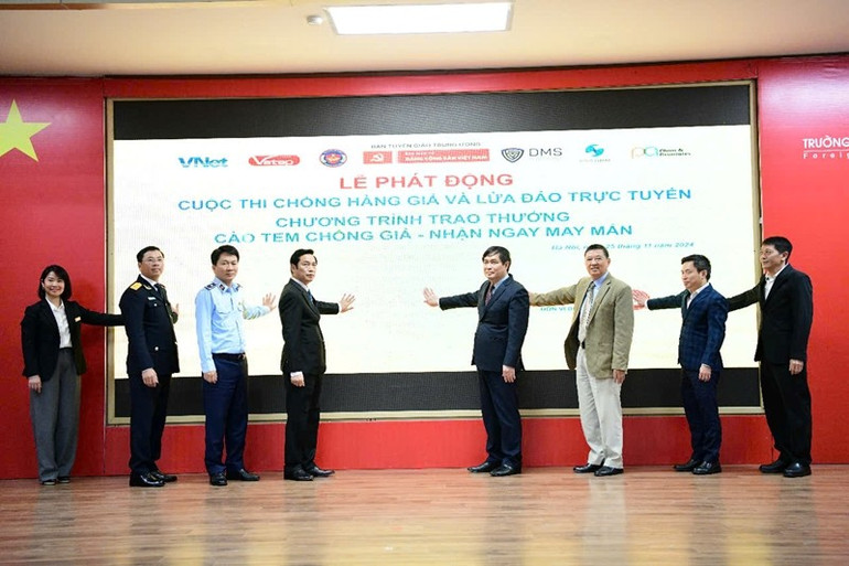 Các đại biểu thực hiện nghi thức phát động Cuộc thi “Chống hàng giả và lừa đảo trực tuyến” và Chương trình trao thưởng “Cào tem chống giả - Nhận ngay may mắn”. Các đại biểu thực hiện nghi thức phát động Cuộc thi “Chống hàng giả và lừa đảo trực tuyến” và Chương trình trao thưởng “Cào tem chống giả - Nhận ngay may mắn”.