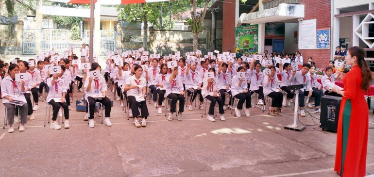 Học sinh Trường PTDT Nội trú huyện Ba Bể tham gia tìm hiểu pháp luật về hôn nhân và gia đình. dsc08335a-1876.jpg