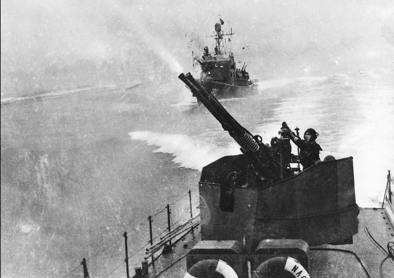 Tàu chiến đấu Hải quân đánh trả máy bay Mỹ tại Lạch Trường – Thanh Hóa, ngày 5/8/1964. (Ảnh tư liệu). 19-tau-chien-dau-hai-quan-danh-tra-may-bay-my-tai-lach-truong-thanh-hoa-ngay-581964-2848.jpg