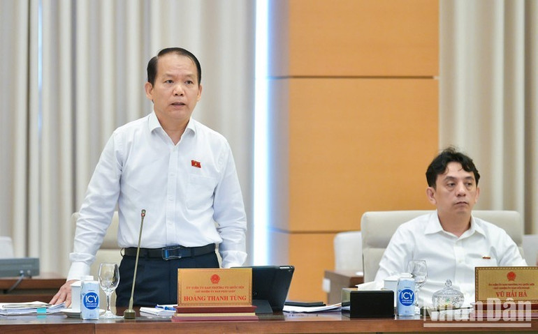 Chủ nhiệm Ủy ban Pháp luật Hoàng Thanh Tùng báo cáo tại phiên họp. (Ảnh: DUY LINH) Chủ nhiệm Ủy ban Pháp luật Hoàng Thanh Tùng báo cáo tại phiên họp. (Ảnh: DUY LINH)