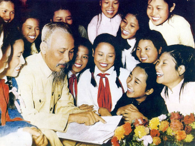Bác Hồ với các cháu thiếu niên, nhi đồng. Ảnh: Tư liệu t4-bac-ho-voi-cac-chau-thieu-nien-nhi-dong.jpg