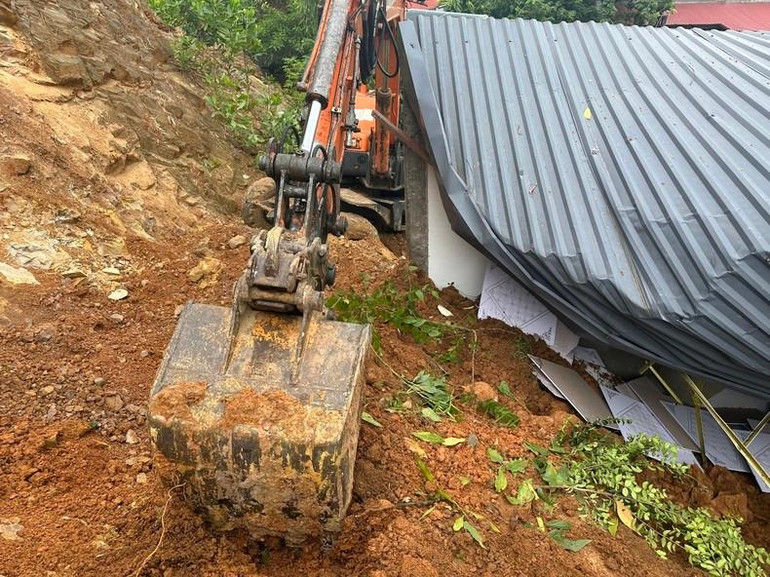 Sử dụng máy múc tìm kiếm nạn nhân. (Ảnh do người dân cung cấp) Sử dụng máy múc tìm kiếm nạn nhân. (Ảnh do người dân cung cấp)