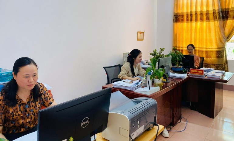 Cán bộ, công chức Phòng Tổ chức biên chế, Cải cách hành chính và Quản lý văn thư lưu trữ (Sở Nội vụ) đang chạy đua với thời gian để hoàn thành khối lượng công việc khổng lồ trước 01/7. z6712400051598-d29c3e6c94071c01ecdf3d9992a2c453.jpg