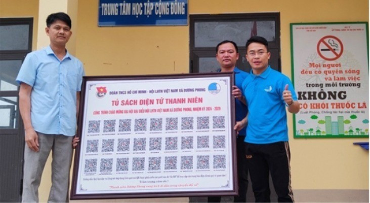 Anh Đinh Quang Khiết (người bên phải ảnh) cùng Tổ CNSCĐ xã Dương Phong tích cực vận động người dân ứng dụng chuyển đổi số vào cuộc sống. k3-9452-9834.jpg