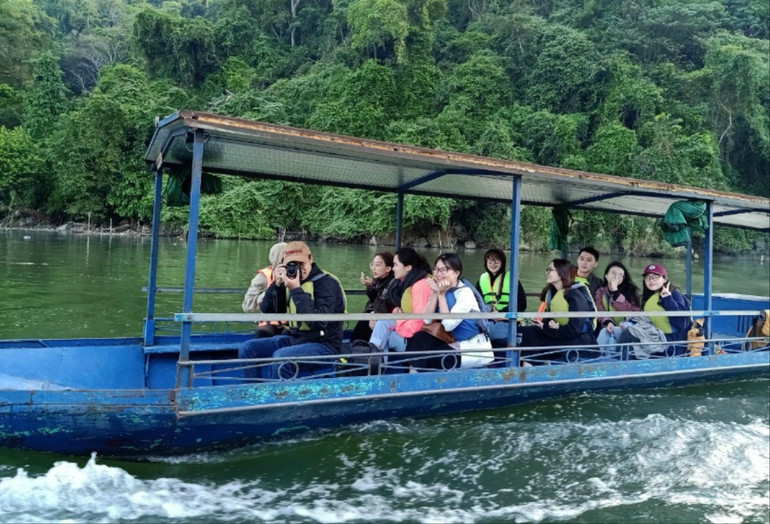 Khách du lịch đến với hồ Ba Bể để tận hưởng vẻ đẹp tự nhiên, không khí trong lành, không khói thuốc lá. IMG_4332.JPG