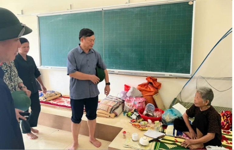 Đồng chí Hoàng Duy Chinh, Ủy viên BCH Trung ương Đảng, Bí thư Tỉnh ủy, Trưởng đoàn ĐBQH tỉnh cùng Đoàn công tác thăm hỏi, động viên và trao quà cho những người dân đang sơ tán tại Trường Tiểu học Nam Cường. 446.jpg