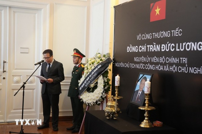 Đại sứ Việt Nam tại Liên bang Nga Đặng Minh Khôi đọc điếu văn bày tỏ tiếc thương đối với nguyên Chủ tịch nước Trần Đức Lương. (Ảnh: TTXVN) Đại sứ Việt Nam tại Liên bang Nga Đặng Minh Khôi đọc điếu văn bày tỏ tiếc thương đối với nguyên Chủ tịch nước Trần Đức Lương. (Ảnh: TTXVN)