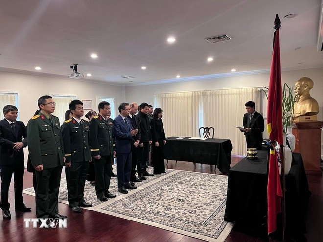 Đại sứ Phạm Hùng Tâm cùng tập thể cán bộ, nhân viên Đại sứ quán Việt Nam tại Australia, Tổng Lãnh sự quán Việt Nam tại Sydney, Tổng Lãnh sự Việt Nam tại Perth, các cơ quan bên cạnh như Quân vụ, Khoa học công nghệ... dâng hương tưởng nhớ nguyên Chủ tịch nước Trần Đức Lương. (Ảnh: TTXVN) Đại sứ Phạm Hùng Tâm cùng tập thể cán bộ, nhân viên Đại sứ quán Việt Nam tại Australia, Tổng Lãnh sự quán Việt Nam tại Sydney, Tổng Lãnh sự Việt Nam tại Perth, các cơ quan bên cạnh như Quân vụ, Khoa học công nghệ... dâng hương tưởng nhớ nguyên Chủ tịch nước Trần Đức Lương. (Ảnh: TTXVN)