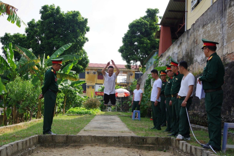 Bộ CHQS tỉnh kiểm tra kết quả thực hiện nhiệm vụ 6 tháng đầu năm tại Ban CHQS thành phố Bắc Kạn. d3d4.jpg