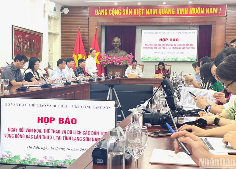 Giám đốc Sở Văn hóa, Thể thao và Du lịch tỉnh Lạng Sơn Nguyễn Đình Ân thông tin với báo chí. Giám đốc Sở Văn hóa, Thể thao và Du lịch tỉnh Lạng Sơn Nguyễn Đình Ân thông tin với báo chí.