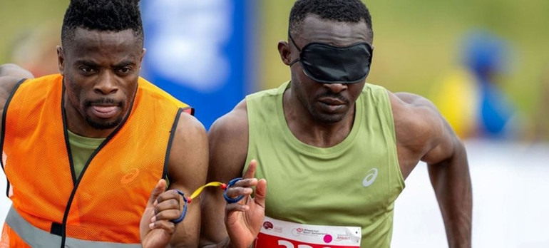 Vận động viên chạy nước rút khiếm thị người Cameroon - anh Guillaume Junior Atangana (phải) và người hướng dẫn Donard Ndim Nyamjua tham gia thi đấu tại Thế vận hội dành cho người khuyết tật 2024 ở Paris, Pháp. (Ảnh: IPC) Vận động viên chạy nước rút khiếm thị người Cameroon - anh Guillaume Junior Atangana (phải) và người hướng dẫn Donard Ndim Nyamjua tham gia thi đấu tại Thế vận hội dành cho người khuyết tật 2024 ở Paris, Pháp. (Ảnh: IPC)
