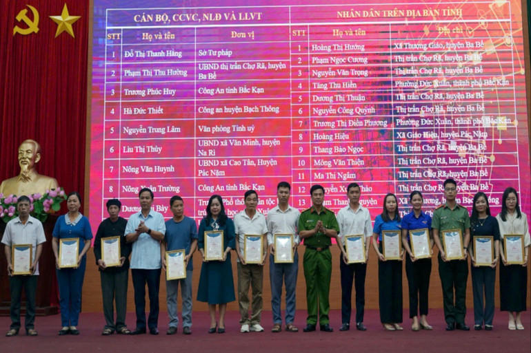 Ban Tổ chức trao giải Khuyến khích cho người thi. kk-5528-3598.jpg