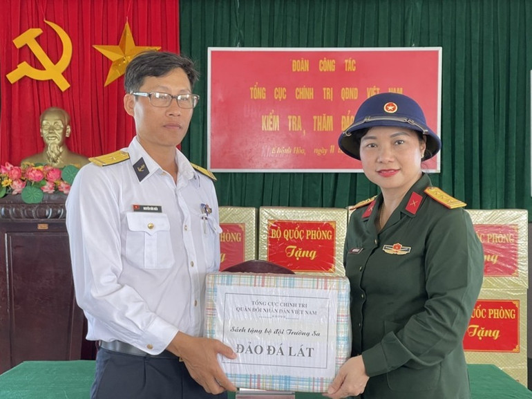 Thượng tá Nguyễn Thúy Cúc, đại diện Thư viện Quân đội tặng sách cán bộ, chiến sĩ đảo Đá Lát. 42-5029-5224.jpg