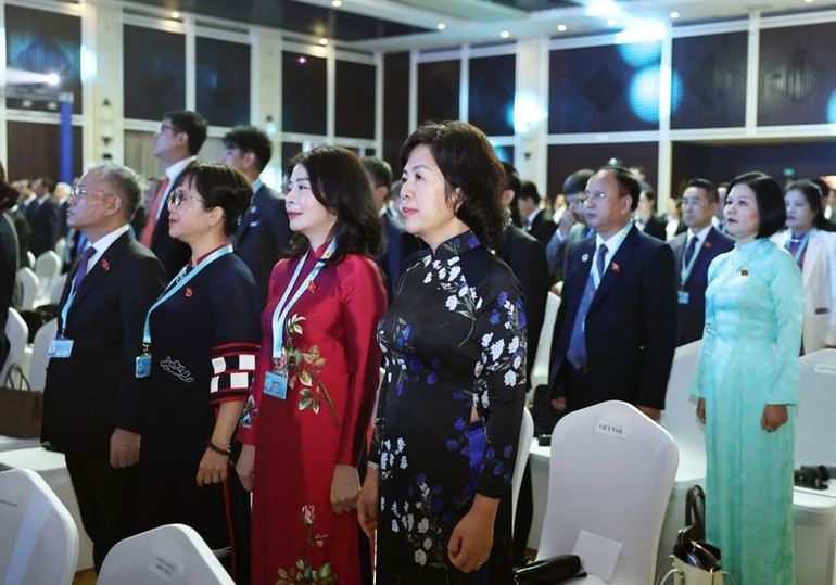 Đoàn đại biểu Việt Nam thực hiện nghi lễ chào cờ tại phiên khai mạc. Ảnh: Thống Nhất/TTXVN Đoàn đại biểu Việt Nam thực hiện nghi lễ chào cờ tại phiên khai mạc. Ảnh: Thống Nhất/TTXVN