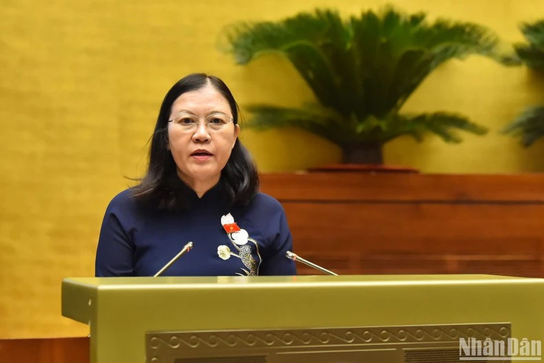 Chủ nhiệm Ủy ban Tư pháp Lê Thị Nga trình bày báo cáo thẩm tra. (Ảnh: THỦY NGUYÊN) 6.jpg