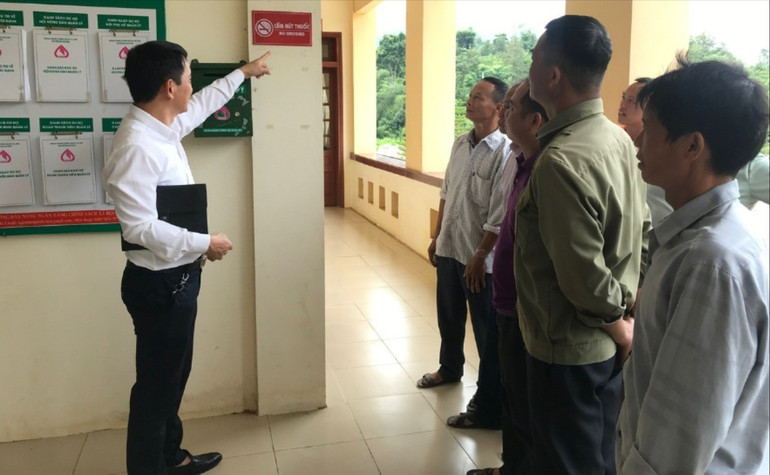 Bác sĩ Trung tâm Kiểm soát bệnh tật truyền thông về tác hại của thuốc lá cho người dân huyện Chợ Đồn. img-5461.jpg