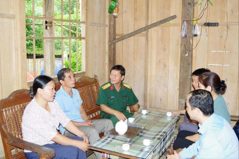 Đại tá Nguyễn Đình Huỳnh, Ủy viên Ban Thường vụ Tỉnh ủy, Chỉ huy trưởng Bộ CHQS tỉnh thăm hỏi người có công với cách mạng tại huyện Chợ Đồn. z5754419074550_e071b0a29addcf7018a24f41898fdd43.jpg