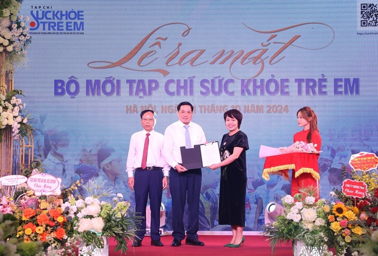 Bà Đặng Thị Phương Thảo, Phó Cục trưởng Cục Báo chí (Bộ Thông tin và Truyền thông) trao Giấy phép hoạt động cho Tạp chí Sức khỏe trẻ em. Bà Đặng Thị Phương Thảo, Phó Cục trưởng Cục Báo chí (Bộ Thông tin và Truyền thông) trao Giấy phép hoạt động cho Tạp chí Sức khỏe trẻ em.