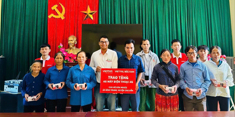 Viettel Bắc Kạn tặng máy điện thoại 4G miễn phí cho người dân xã Bình Trung (Chợ Đồn) trong chiến dịch tắt sóng 2G. edit-1742533780185.jpg