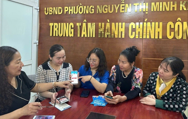 Nhân viên BHXH tỉnh hướng dẫn người dân thành phố Bắc Kạn cài đặt ứng dụng BHXH số - VssID. z6163663273997-12582b21be021c53ed078f62438916ad.jpg