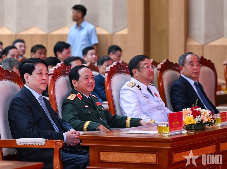 Chủ tịch nước Lương Cường và Thượng tướng Trịnh Văn Quyết cùng các đại biểu dự lễ kỷ niệm. 7.jpg