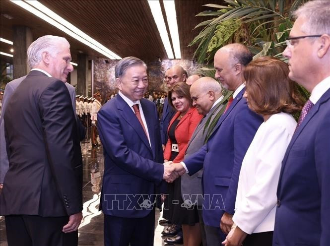 Tổng Bí thư, Chủ tịch nước Tô Lâm bắt tay các thành viên Đoàn cấp cao Cuba.Ảnh: Lâm Khánh/TTXVN Tổng Bí thư, Chủ tịch nước Tô Lâm bắt tay các thành viên Đoàn cấp cao Cuba.Ảnh: Lâm Khánh/TTXVN