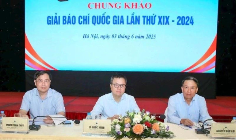 Đoàn Chủ tọa điều hành chấm chung khảo. (Ảnh: Sơn Hải) z6667832849229-ccbe163f1166b68612127bc24fc67440-5948.jpg