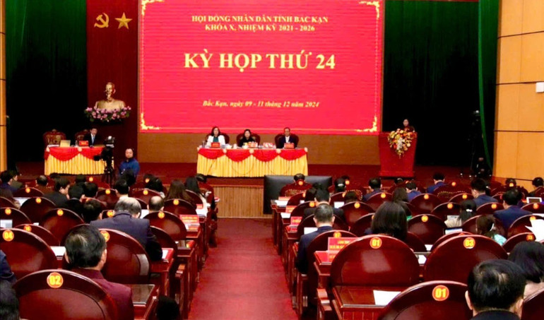 Kỳ họp thứ 24, HĐND tỉnh khóa X, nhiệm kỳ 2021-2026. Ảnh: ĐÌNH HỢI chieu.jpg
