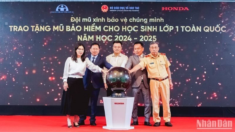 Đại diện các cơ quan nhấn nút phát động chương trình Trao tặng mũ bảo hiểm cho học sinh lớp 1. vct09802-6480-1045.jpg