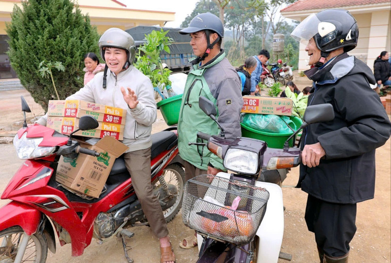 Các hộ dân xã Yên Phong (Chợ Đồn) phấn khởi khi nhận được cây giống hỗ trợ. cay-giong.jpg