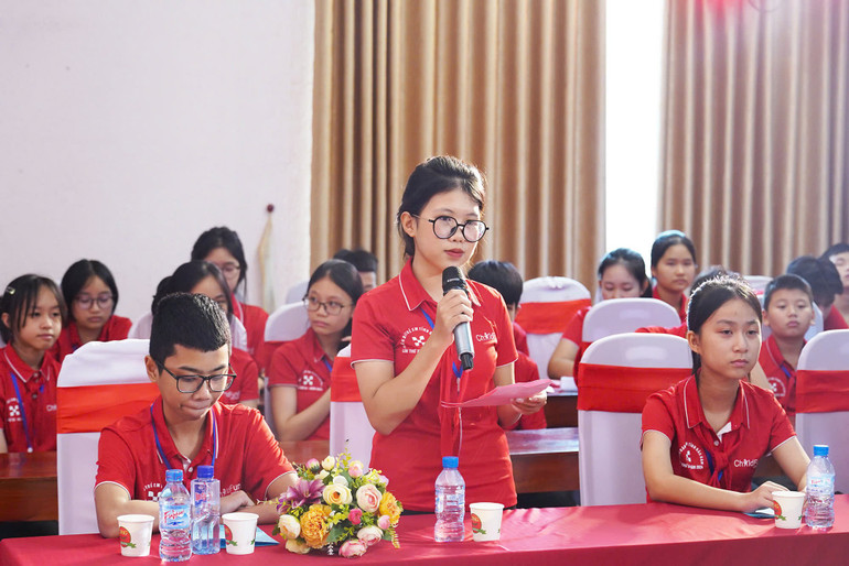 Các học sinh đặt câu hỏi liên quan đến vấn đề bảo vệ trẻ em trên môi trường mạng tại Diễn đàn trẻ em tỉnh Bắc Kạn lần thứ XI, năm 2024. 747.jpg
