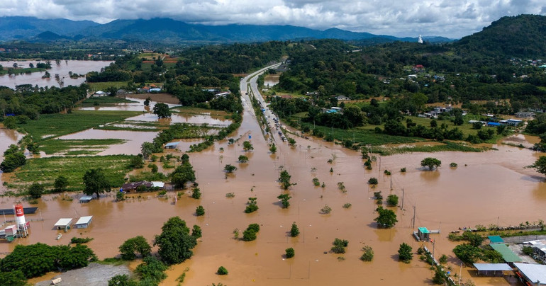 Một ngôi làng tại tỉnh Chiang Rai, phía bắc Thái Lan bị ngập lụt nghiêm trọng do ảnh hưởng của siêu bão Yagi. (Ảnh: Reuters) https-cloudfront-us-east-2imagesarcpublishingcom-reuters-z2hau226wjjxbgqn73wbaxopxi-11zon-4057-6061.jpg