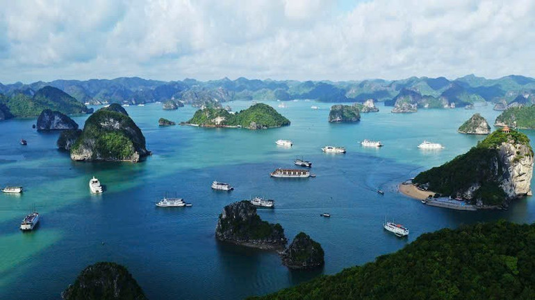 Vịnh Hạ Long 3 lần được UNESCO công nhận là Di sản thiên nhiên Thế giới. anh-vhl-170-9383.jpg