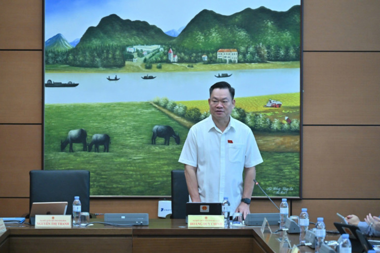 Đồng chí Hoàng Duy Chinh, Ủy viên BCH Trung ương Đảng, Bí thư Tỉnh ủy, Trưởng đoàn ĐBQH tỉnh Bắc Kạn chủ trì, điều hành Tổ thảo luận số 12, gồm 4 Đoàn ĐBQH các tỉnh: Bắc Kạn, Quảng Bình, Hưng Yên, Ninh Bình. z5981296425954-ddcdd70990464e18c009963ec7fefa67.jpg