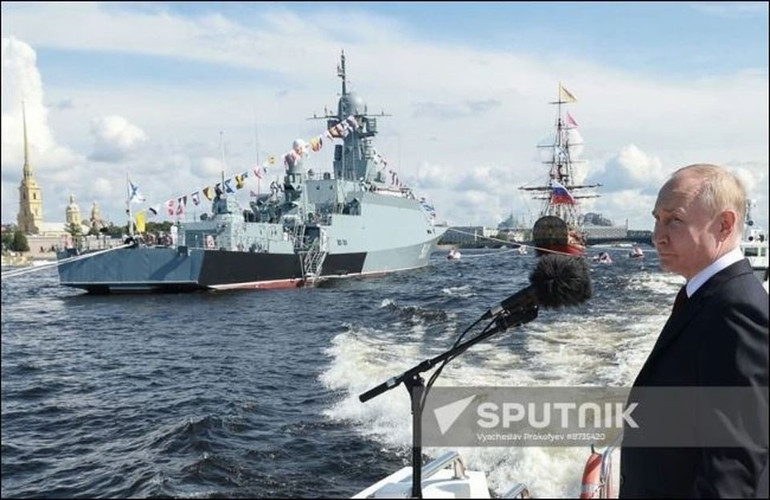 Tổng thống Nga Vladimir Putin tại Lễ Duyệt binh kỷ niệm Ngày Hải quân Nga ở Saint Petersburg, ngày 28-7-2024. Ảnh: Sputnik/TTXVN 54.jpg