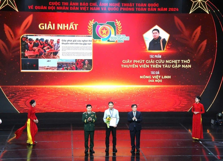 Ban Tổ chức trao giải cho tác giả và tác phẩm đoạt giải Nhất - Ảnh: VGP/Vũ Phong Ban Tổ chức trao giải cho tác giả và tác phẩm đoạt giải Nhất - Ảnh: VGP/Vũ Phong