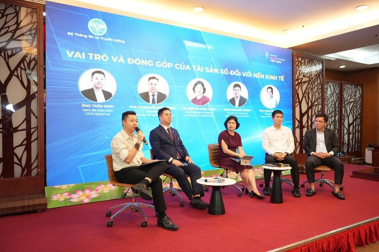 Các diễn giả chia sẻ tại hội thảo “Pháp lý tài sản số trước thềm ban hành Luật Công nghiệp công nghệ số” - Ảnh: VGP/Hồng Đức Các diễn giả chia sẻ tại hội thảo “Pháp lý tài sản số trước thềm ban hành Luật Công nghiệp công nghệ số” - Ảnh: VGP/Hồng Đức