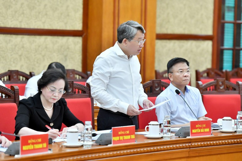 El camarada Nguyen Hai Ninh, miembro del Comité Central del Partido y Ministro de Justicia, presentó un informe en la reunión. (Foto: DANG KHOA) Đồng chí Nguyễn Hải Ninh, Ủy viên Trung ương Đảng, Bộ trưởng Tư pháp trình bày báo cáo tại phiên họp. (Ảnh ĐĂNG KHOA)