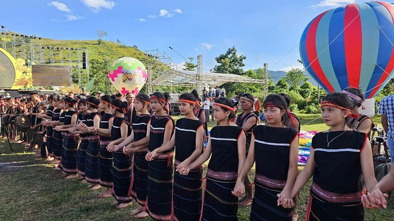 Múa xoang chào mừng lễ hội. Múa xoang chào mừng lễ hội.