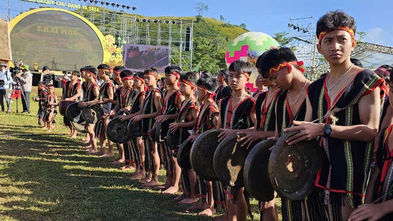 Đội cồng chiêng " nhí" của xã Chư Đang Ya biểu diễn tại Lễ khai mạc. Đội cồng chiêng " nhí" của xã Chư Đang Ya biểu diễn tại Lễ khai mạc.