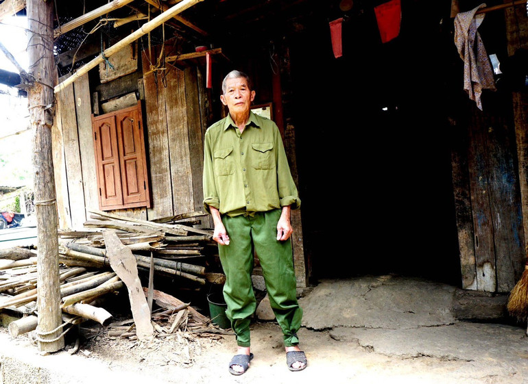 CCB Trương Văn Phó trước căn nhà đã xuống cấp. 556.jpg