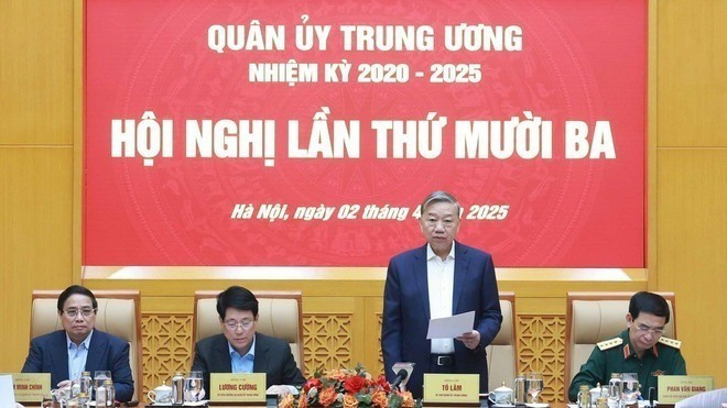 中央軍事委員会書記のト・ラム総書記が、2020~2025年の任期の第13回中央軍事委員会会議を主宰した。 (写真:THONG NHAT/VNA) tong-bi-thu-to-lam-chu-tri-hoi-nghi-quan-uy-trung-uong-lan-thu-muoi-ba-7949007-4-resize-7548-9000-8851-4506-2938-777-2373-563.jpg