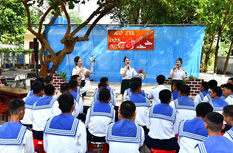 Giao lưu văn nghệ với các chiến sĩ trẻ trên đảo Song Tử Tây. (Ảnh: Đăng Khoa) Giao lưu văn nghệ với các chiến sĩ trẻ trên đảo Song Tử Tây. (Ảnh: Đăng Khoa)