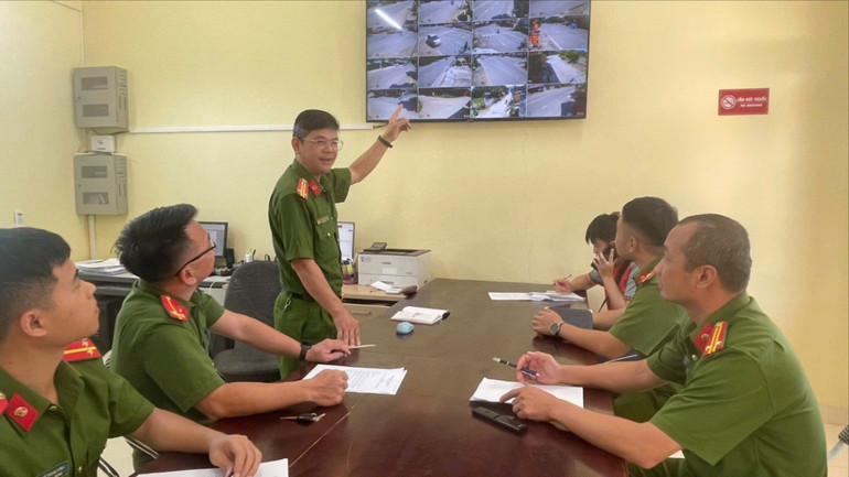 Công an thị trấn Yến Lạc theo dõi tình hình an ninh trật tự qua hệ thống camera giám sát trên địa bàn. z6066428444457-ca226e3181fe2cea7021e1862855ebbb.jpg