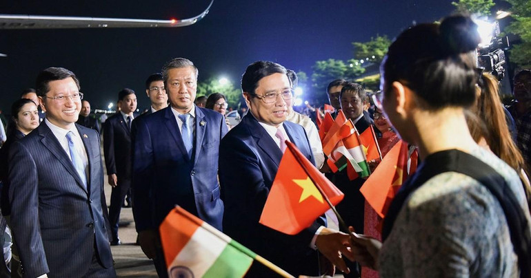 Cán bộ, nhân viên Đại sứ quán Việt Nam tại Ấn Độ đón Thủ tướng Phạm Minh Chính tại Sân bay quân sự Palam ở Thủ đô New Delhi. img-20240730-235941-4017-8314.jpg