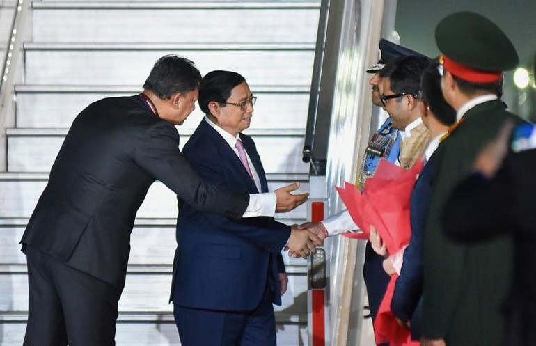 Đoàn đại biểu cấp cao Việt Nam tới Sân bay quân sự Palam ở Thủ đô New Delhi. Đoàn đại biểu cấp cao Việt Nam tới Sân bay quân sự Palam ở Thủ đô New Delhi.